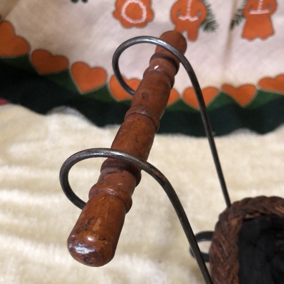 VINTAGE VICTORIAN  DOLL SLEIGH -WICKER/RATTAN, METAL, FABRIC 12”x12” - Picture 10 of 10